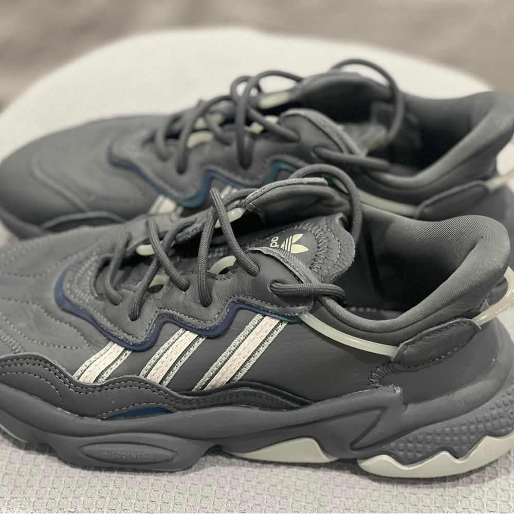 Adidas Ozweego 'Grey Ash Silver’ size 6(womens)